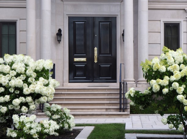 отличия входных дверей для квартиры и частного дома таблица