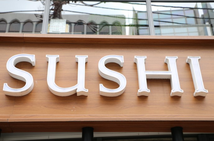 Как сочетать вывеску и фасад, чтобы это выглядело дорого